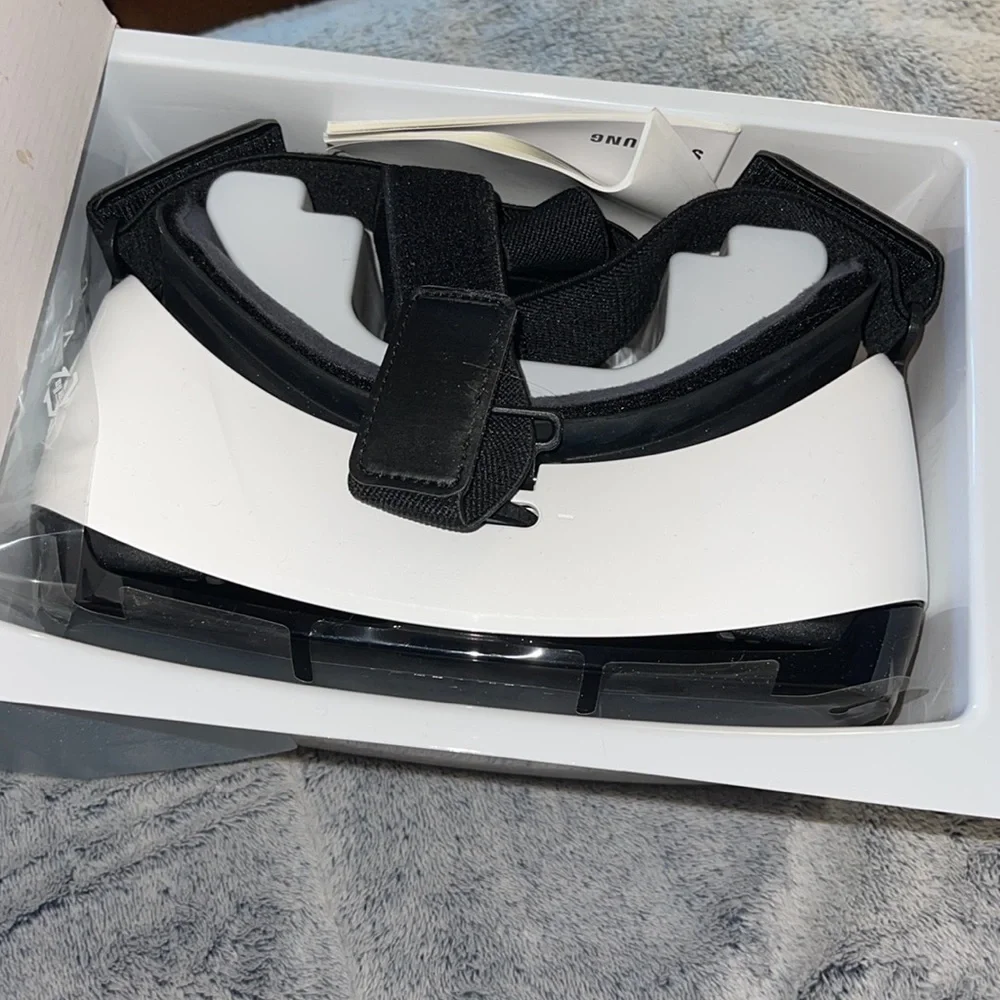 🥽NIB Samsung Gear VR